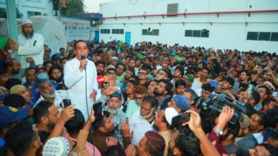 নিজের ব্যবসা প্রতিষ্ঠান মডেল ডি ক্যাপিটালস ইন্ডাস্ট্রিজ লিমিটেডের সামনে নতুন ঘোষণা দেন