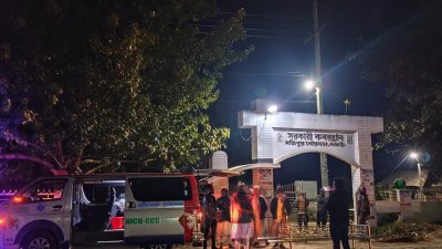 নজিপুর সরকারি কবরস্থানে তাকে সমাহিত করা হয়