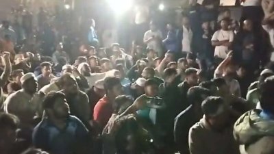 চট্টগ্রামে ভারতীয় সহকারী হাইকমিশন কার্যালয়ের সামনে অবস্থান