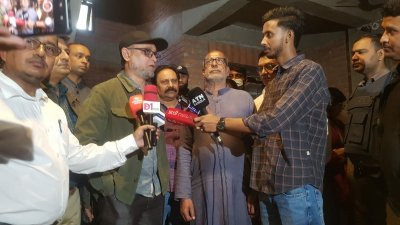 সাংবাদিকদের সঙ্গে কথা বলছেন সংস্কৃতি উপদেষ্টা মোস্তফা সরয়ার ফারুকী