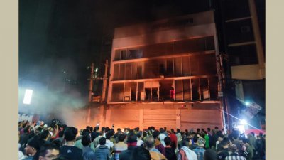 হামলায় কার্যালয়ের বেশিরভাগ জানালার গ্লাস ভেঙে ফেলা হয়