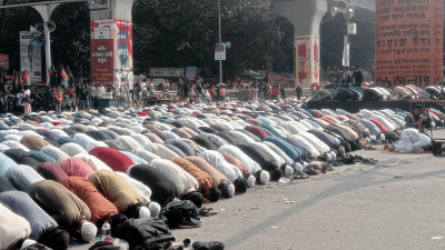 শাহবাগ মোড়ে বিক্ষোভকারীরা জুম্মার নামাজ আদায় করছেন
