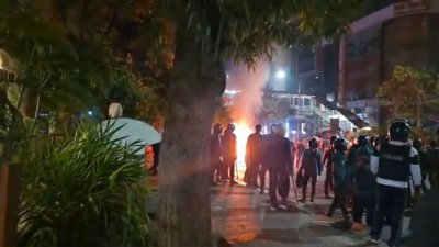 তারা ছায়ানটের বিল্ডিংয়ে ঢুকে ভাঙচুর করে এবং ভবনের জিনিসপত্র বাইরে এনে আগুন ধরিয়ে দেয়