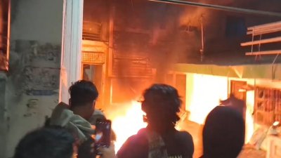 নওফেলের বাড়িতে আগুন ও ভাঙচুর