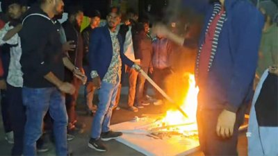 প্রথম আলোর সাইনবোর্ড ও কিছু পোস্টার খুলে আগুন ধরিয়ে দেয় বিক্ষোভকারীরা