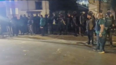 পুলিশের পাশাপাশি সহকারী হাইকমিশনার কার্যালয়ের সামনে মোতায়েন রয়েছে বিপুল সংখ্যক সেনাবাহিনী