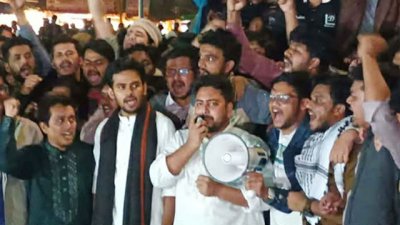 বিক্ষোভ সমাবেশে বক্তব্য রাখছেন জাতীয় নাগরিক পার্টির (এনসিপি) আহ্বায়ক নাহিদ ইসলাম