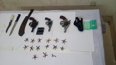 উদ্ধার হওয়া গুলি ও পিস্তল