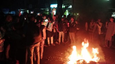 শরিফ ওসমান বিন হাদিকে হত্যার প্রতিবাদে ঝালকাঠিতে সড়ক অবরোধ করে বিক্ষোভ