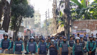 দূতাবাস এলাকায় আইনশৃঙ্খলা বাহিনী (ছবি ঢাকা ট্রিবিউন)