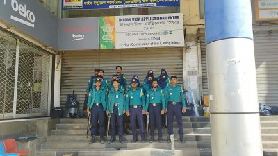 সিলেটে ভারতীয় হাইকমিশনের নিরাপত্তায় মোতায়েন পুলিশ।