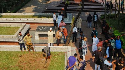 কবর খননের কাজ শুরু করা হয়েছে (ছবি: আহাদুল করিম)