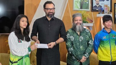 খই খই সাই মারমার হাতে আর্থিক অনুদান তুলে দেন আমিনুল হক