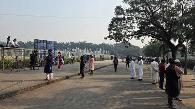মানিক মিয়ায় ধীরে ধীরে জনসমাগম বাড়বে বলে ধারণা করা হচ্ছে (ছবি: নাসিরুল ইসলাম)