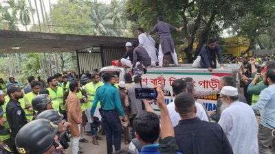 জাতীয় কবির পাশে সমাহিত হয়েছেন ওসমান হাদি (ছবি: নাসিরুল ইসলাম)