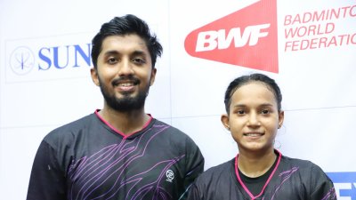 বামে জুমার, ডানে ঊর্মি।
