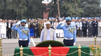 প্রধান উপদেষ্টা অধ্যাপক ড. মুহাম্মদ ইউনূস বাংলাদেশের প্রথম বিমান বাহিনী প্রধান এয়ার ভাইস মার্শাল এ কে খন্দকারের জানাজায় অংশ নেন। ছবি: প্রধান উপদেষ্টার প্রেস উইং