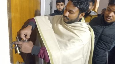 আওয়ামীপন্থি ছয় ডিনের পদত্যাগের দাবিতে ডিন কমপ্লেক্সে তালা দেওয়া হয়েছে