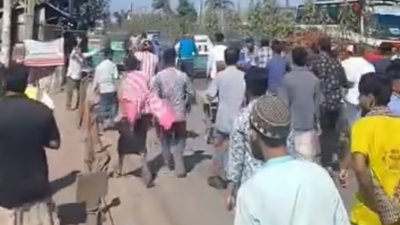 চট্টগ্রামের কর্ণফুলীতে অভিযান চলাকালে ট্রাফিক পুলিশের ওপর সিএনজিচালিত অটোরিকশার চালকদের হামলার ঘটনা ঘটেছে