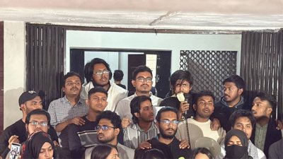 ডাকসুর নেতাকর্মীরা উপাচার্য কার্যালয় ঘেরাও করে বিভিন্ন স্লোগান দেন