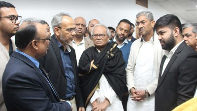 সাংবাদিকদের সঙ্গে কথা বলছেন রুহুল কবির রিজভী