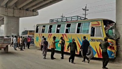 বাসটি নিয়ন্ত্রণ হারিয়ে ফ্লাইওভারের পিলারে ধাক্কা দেয়