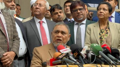 সাংবাদিকদের সঙ্গে কথা বলছেন প্রধান নির্বাচন কমিশনার