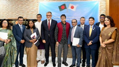 বাণিজ্য মন্ত্রণালয়ের সম্মেলন কক্ষে বাণিজ্য উপদেষ্টা শেখ বশিরউদ্দীনসহ অন্যরা