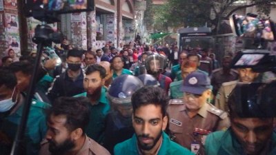 আদালত চত্বরে আসামিরা
