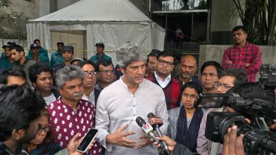 সাংবাদিকদের সঙ্গে কথা বলছেন জোনায়েদ সাকি