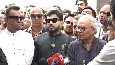 সাংবাদিকদের সঙ্গে কথা বলছেন ইশরাক হোসেন