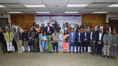 অভিবাসী কর্মী উন্নয়ন প্রোগ্রাম (ওকাপ) আয়োজিত সংলাপে উপস্থিত প্রতিনিধিরা