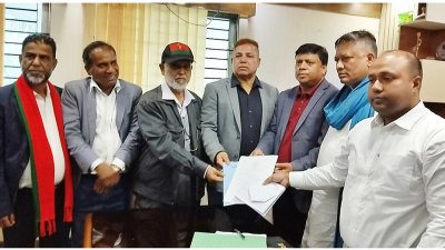 নেতাকর্মীরা সহকারী রিটার্নিং অফিসার তাইফুর রহমানের কাছ থেকে মনোনয়নপত্র সংগ্রহ করছেন