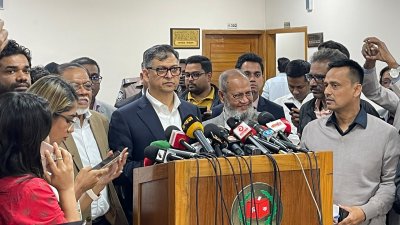 সিইসির সঙ্গে বৈঠক শেষে সাংবাদিকদের প্রশ্নের জবাব দিচ্ছেন সালাহ উদ্দিন আহমেদ