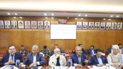 সাংবাদিকদের সঙ্গে কথা বলছেন স্বরাষ্ট্র উপদেষ্টা