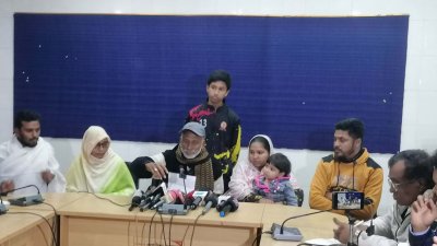 সংবাদ সম্মেলনে লিখিত বক্তব্য পাঠ করেন জাতীয় শ্রমিক শক্তি খুলনা জেলা কমিটির আহ্বায়ক মো. আশরাফুজ্জামান
