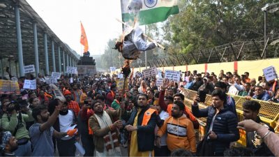 নয়াদিল্লিতে বাংলাদেশ হাইকমিশনের সামনে হিন্দু সংগঠনগুলোর বিক্ষোভ। ছবি: দ্য হিন্দু।