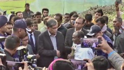 ধর্ম অবমাননার অভিযোগে হত্যার শিকার দীপু চন্দ্র দাসের পরিবারের সদস্যদের সঙ্গে সাক্ষাৎ করেন শিক্ষা উপদেষ্টা অধ্যাপক সি আর আবরার