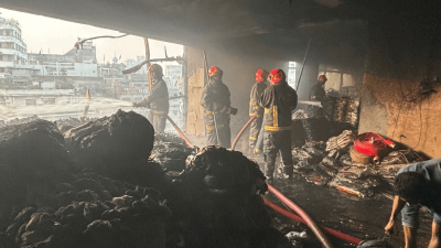 হাজি টাওয়ারে আগুন নিয়ন্ত্রণে কাজ করছে ফায়ার সার্ভিসের সদস্যরা
