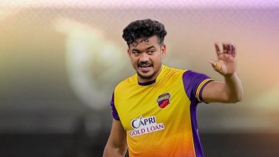 শারজার জার্সিতে তাসকিন আহমেদ।