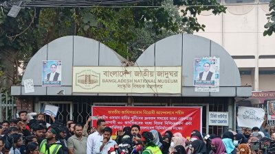 রাজধানীর শাহবাগে পূর্বঘোষিত কর্মসূচি পালন করে ইনকিলাব মঞ্চ