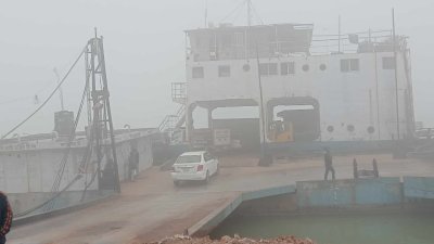 কুয়াশার কারণে ফেরি চলাচল বন্ধ হয়ে পড়ে