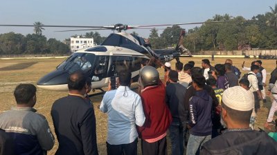 সাতক্ষীরা জেলা স্টেডিয়াম থেকে হেলিকপ্টার