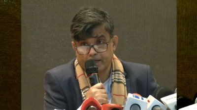 সাংবাদিকদের সঙ্গে কথা বলছেন প্রধান উপদেষ্টার প্রেস সচিব শফিকুল আলম