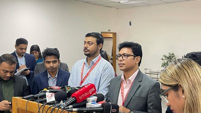 কথা বলছেন নাসিরুদ্দিন পাটওয়ারী