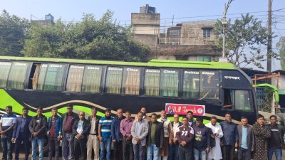 নেতাকর্মীরা ধাকার দিকে ছুটেছেন