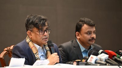 সংবাদ সম্মেলনে কথা বলছেন প্রেস সচিব