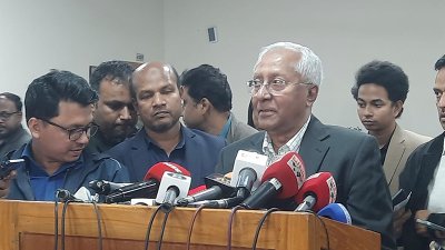 কথা বলছেন আখতার আহমেদ