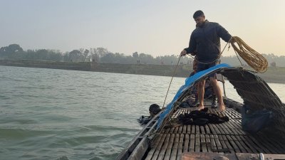 ফরিদপুরের চরভদ্রাসনে বাল্কহেড থেকে পদ্মা নদীতে পড়ে ওই বাল্কহেডের চালক নিখোঁজ হয়েছেন