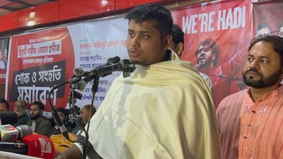 ওসমান হাদি হত্যার প্রতিবাদে ফেনীতে শোক ও সংহতি সমাবেশে বক্তব্য দেন এনসিপির দক্ষিণাঞ্চলের মুখ্য সমন্বয়ক হাসনাত আবদুল্লাহ